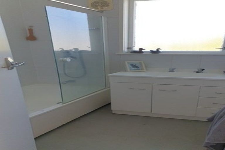 Photo of property in 81 Lauderdale Road, Birkdale, Auckland, 0626