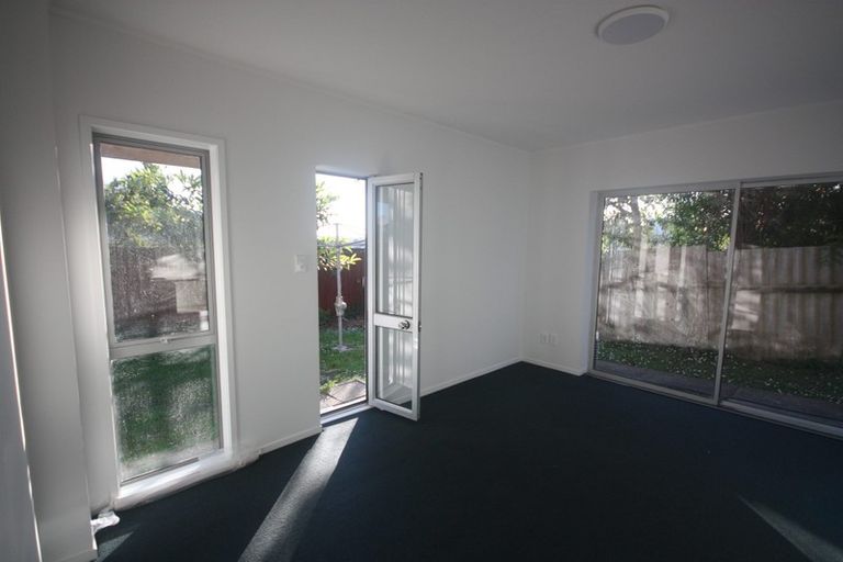 Photo of property in 3/104 East Coast Road, Forrest Hill, Auckland, 0620