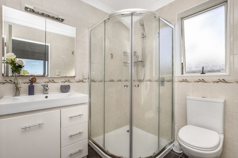 Photo of property in 2 Senator Drive, Manurewa, Auckland, 2105