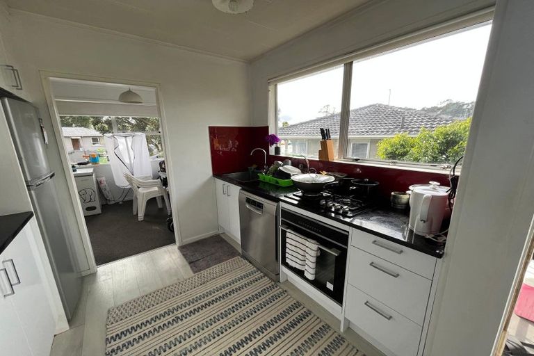 Photo of property in 16 Temuri Place, Glendene, Auckland, 0602