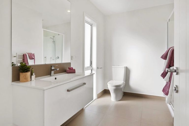 Photo of property in 12 Promontory Crescent, Newlands, Wellington, 6037