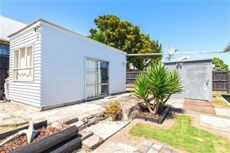 Photo of property in 4/4 Hutchinson Avenue, New Lynn, Auckland, 0600