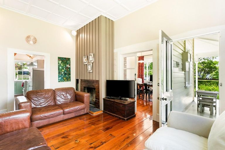 Photo of property in 24 Graham Avenue, Te Atatu Peninsula, Auckland, 0610