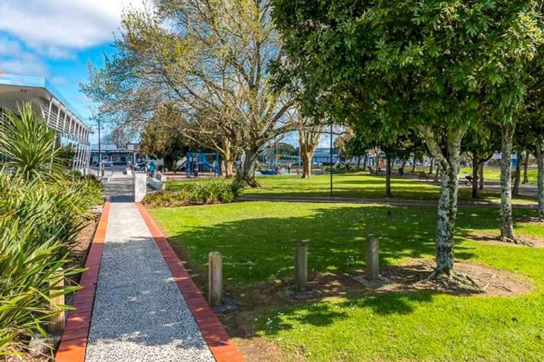 Photo of property in 6/5 Peachgrove Road, Te Atatu Peninsula, Auckland, 0610