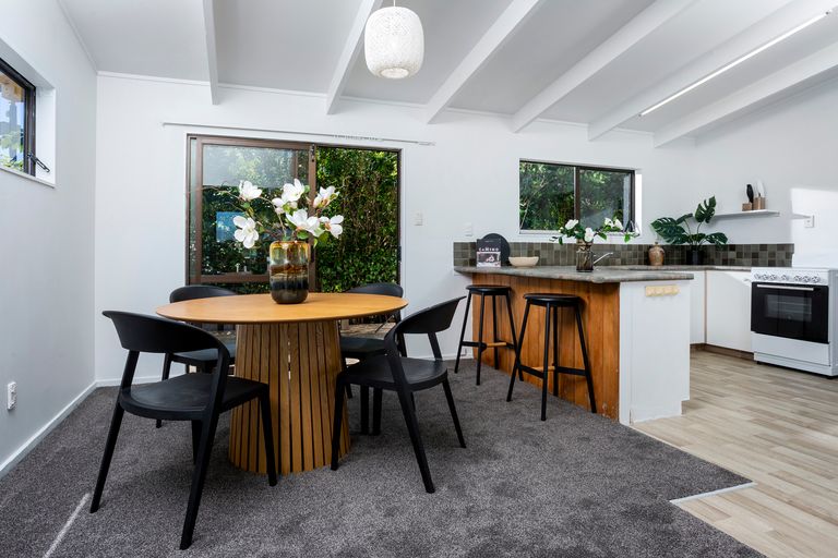 Photo of property in 2/17 Winifred Avenue, Bayview, Auckland, 0629