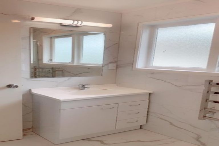 Photo of property in 2/80 Gloria Avenue, Te Atatu Peninsula, Auckland, 0610