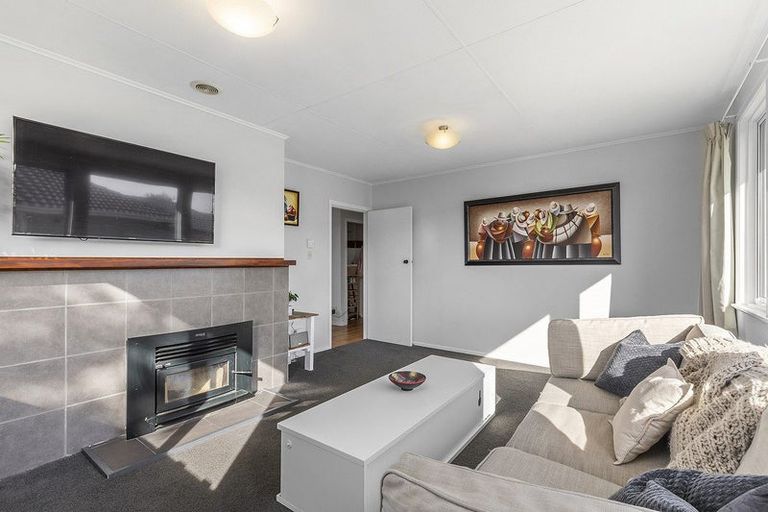 Photo of property in 35 Beauzami Crescent, Ascot Park, Porirua, 5024