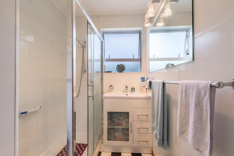 Photo of property in 23 Lowtherhurst Road, Massey, Auckland, 0614