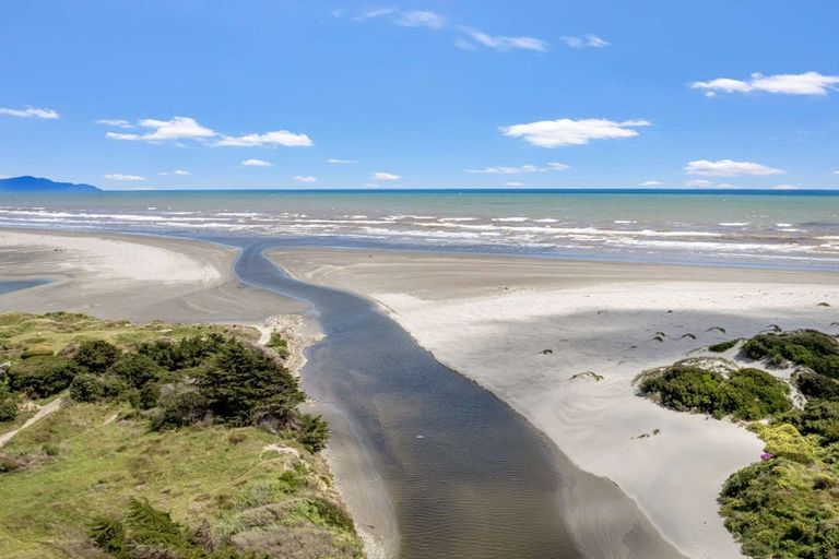 Photo of property in 14 Manga-pirau Street, Waikawa Beach, Manakau, 5573