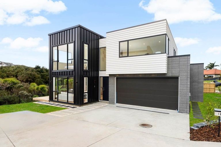 Photo of property in 16 Mcmenamin Place, Fairview Heights, Auckland, 0632