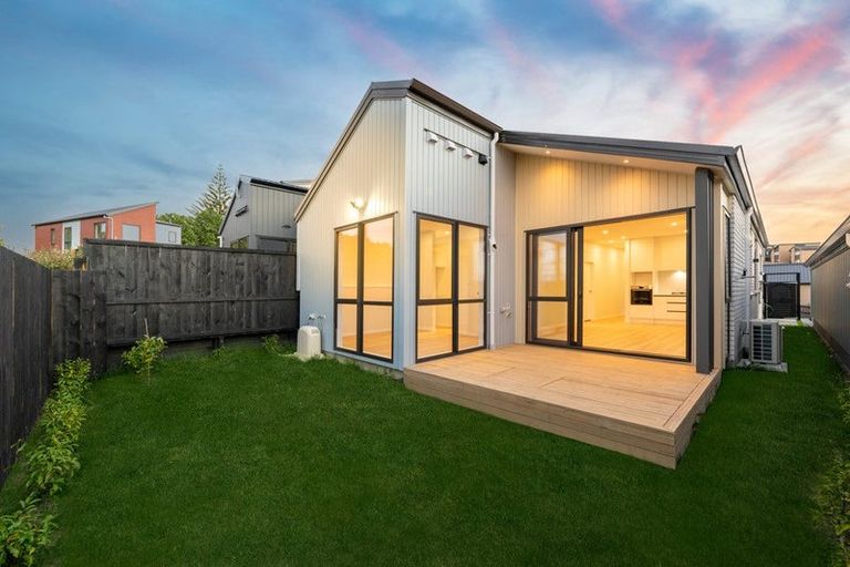 Photo of property in 16 Kotiu Place, Massey, Auckland, 0614
