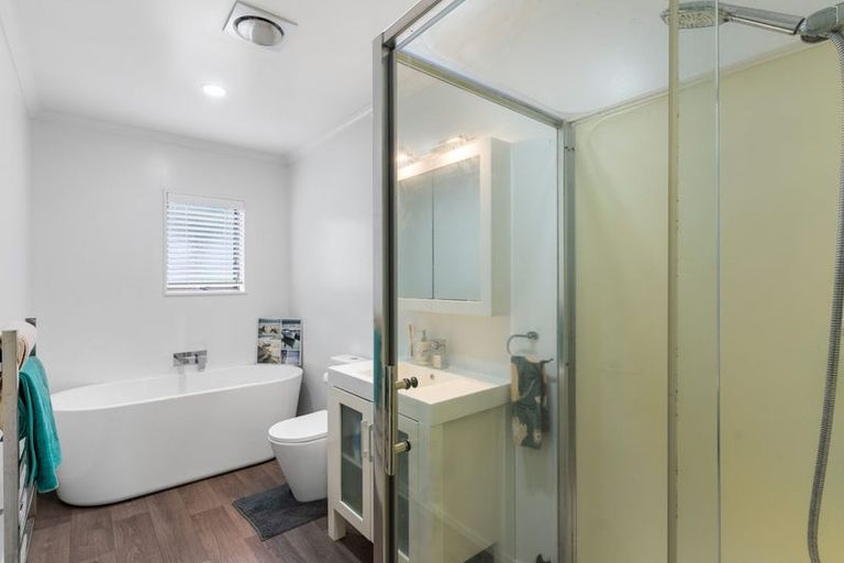 Photo of property in 2/36 Browns Bay Road, Rothesay Bay, Auckland, 0630