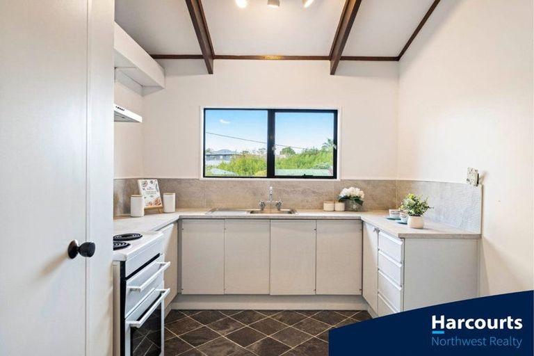 Photo of property in 1/729 Swanson Road, Swanson, Auckland, 0612