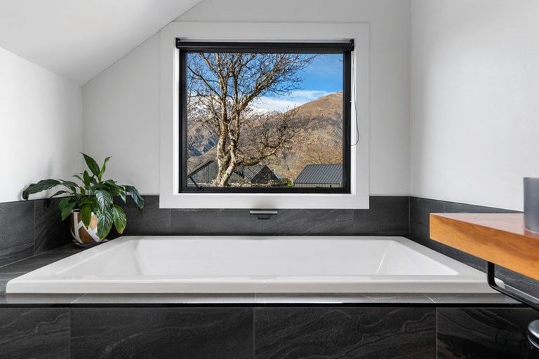 Photo of property in 13&13a Quarry Place, Lake Hayes, Queenstown, 9304