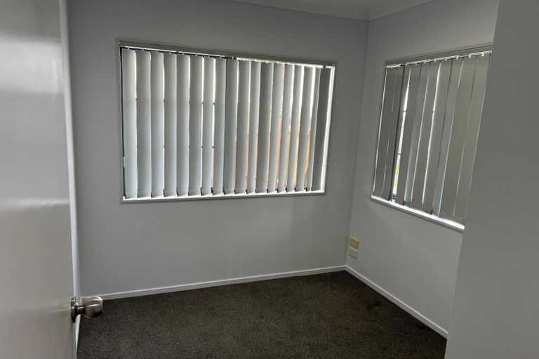 Photo of property in 18 Plumstead Rise, Glen Eden, Auckland, 0602