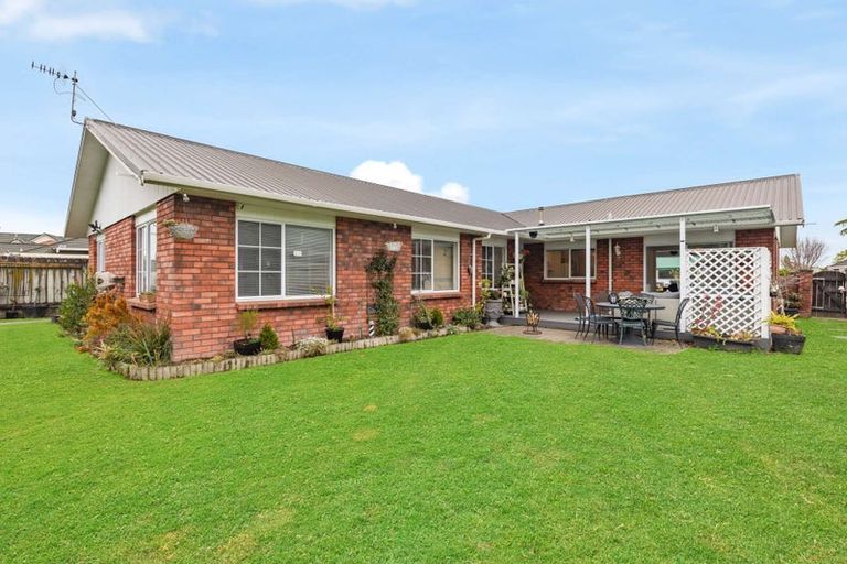 Photo of property in 5 Rosebank Avenue, Kelvin Grove, Palmerston North, 4414