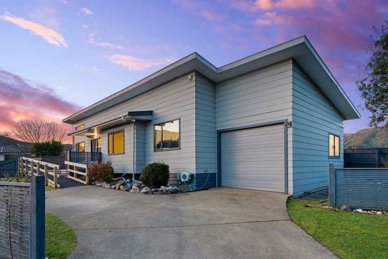 Photo of property in 35 Grimsby Grove, Wainuiomata, Lower Hutt, 5014