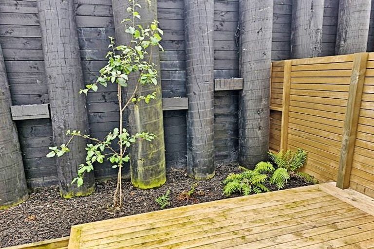 Photo of property in 10 Kuaha Road, Massey, Auckland, 0614