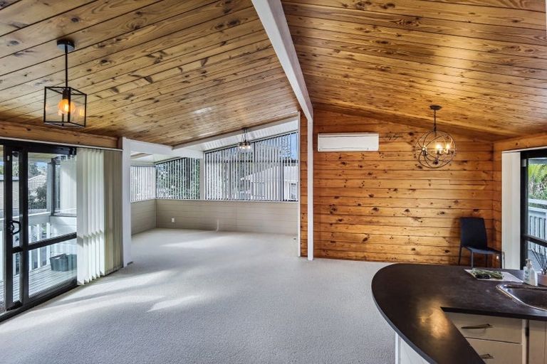 Photo of property in 8 Metric Place, Te Atatu South, Auckland, 0610