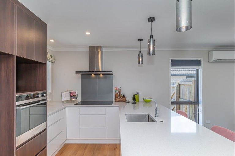 Photo of property in 30 Queenwood Road, Levin, 5510