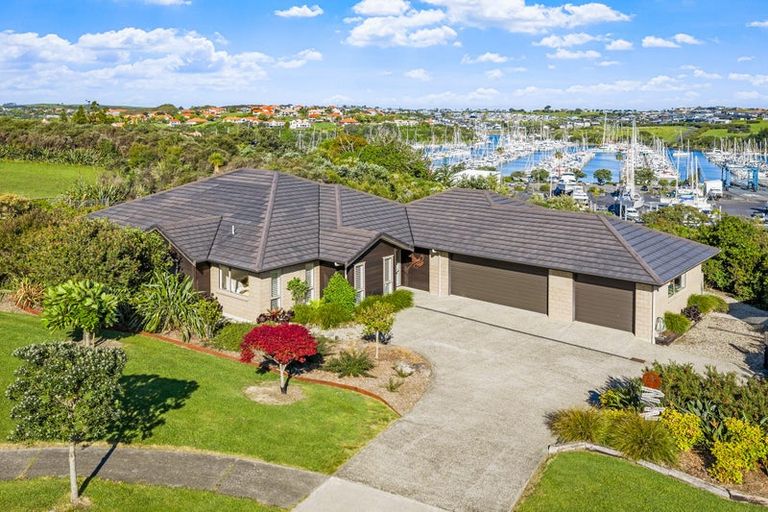 Photo of property in 21 Laguna Place, Matakatia, Whangaparaoa, 0930