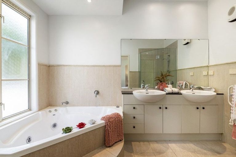 Photo of property in 1 Scarlet Oak Drive, Schnapper Rock, Auckland, 0632