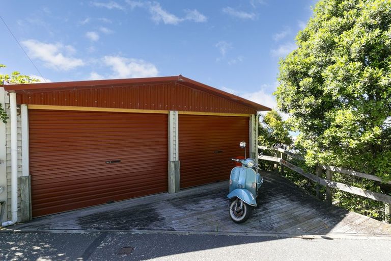 Photo of property in 159 Sutherland Road, Lyall Bay, Wellington, 6022
