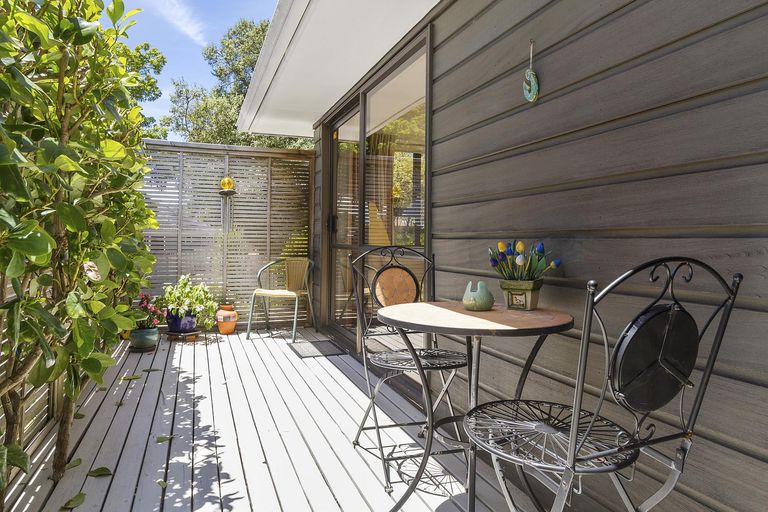 Photo of property in 73 Stottholm Road, Titirangi, Auckland, 0604