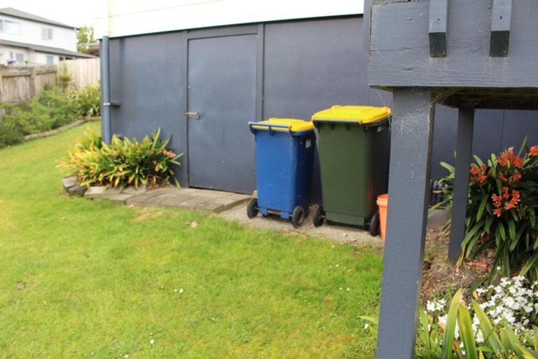 Photo of property in 8 Louise Place, West Harbour, Auckland, 0618