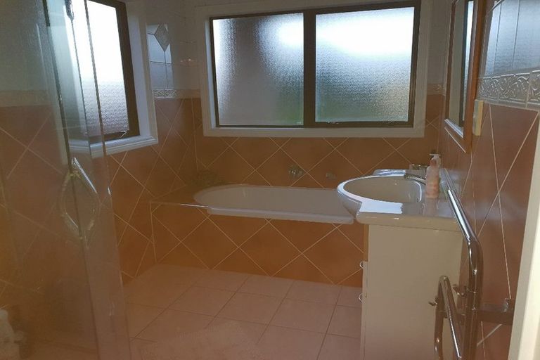 Photo of property in 6 Danica Esplanade, Te Atatu Peninsula, Auckland, 0610