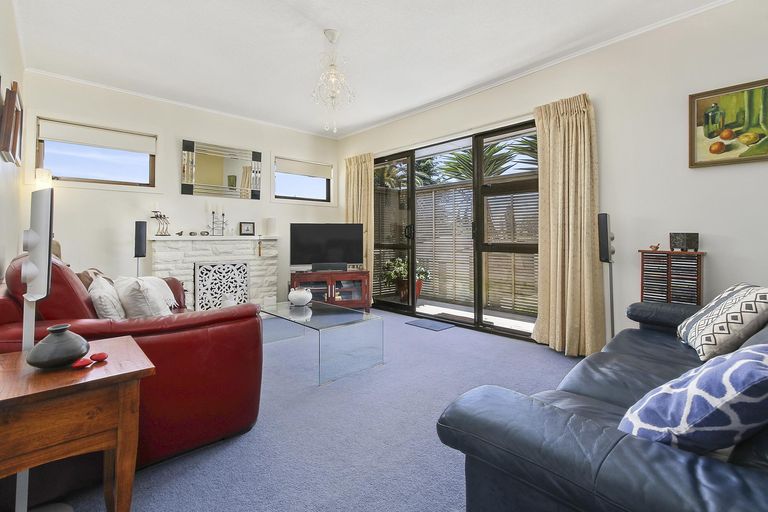 Photo of property in 73 Stottholm Road, Titirangi, Auckland, 0604