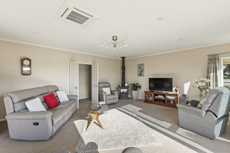 Photo of property in 5 Vardon Way, Waiwhakaiho, New Plymouth, 4312