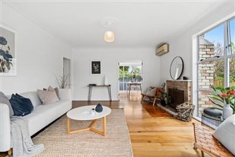 Photo of property in 2/104 Coronation Road, Hillcrest, Auckland, 0627