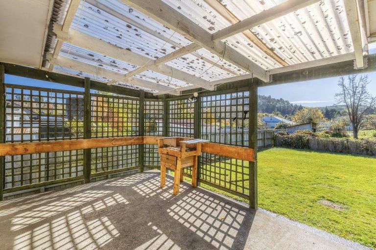 Photo of property in 9 Rangatira Road, Hunterville, 4730