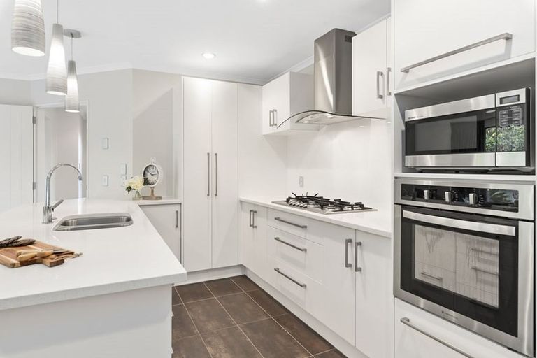 Photo of property in 72 Lake Panorama Drive, Henderson Valley, Auckland, 0612