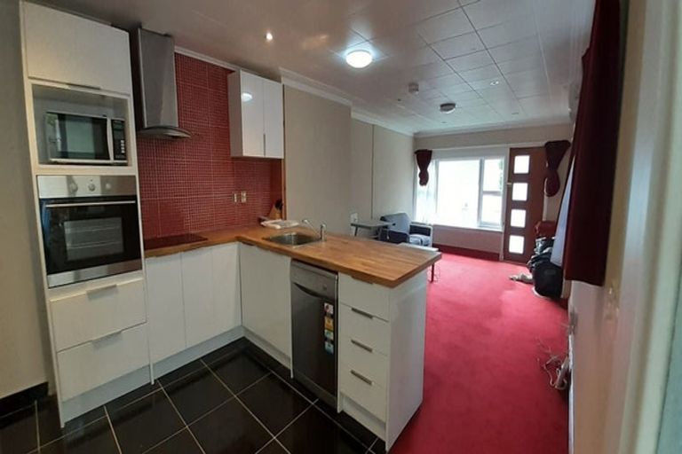Photo of property in 216 Oriental Parade, Oriental Bay, Wellington, 6011