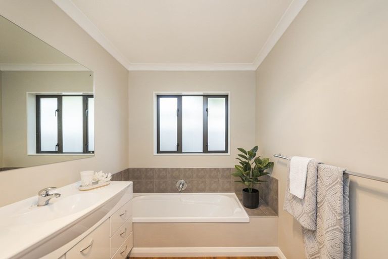 Photo of property in 128 Hillcrest Drive, Kelvin Grove, Palmerston North, 4414