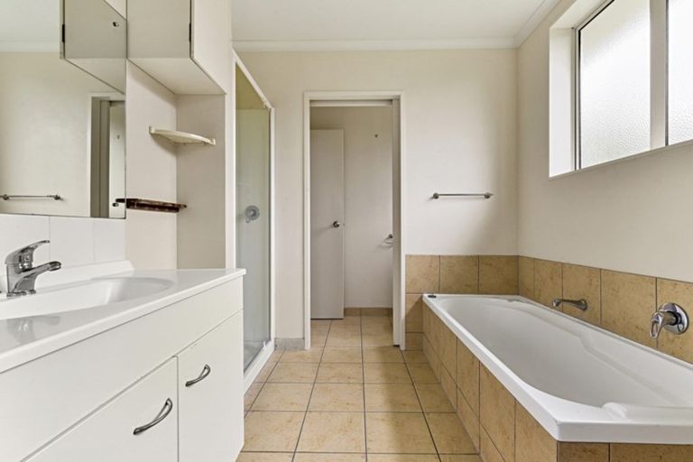 Photo of property in 18 Ranch Place, Pukekohe, 2120