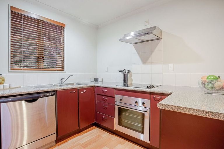 Photo of property in 37 Verdale Circle, Glen Eden, Auckland, 0602