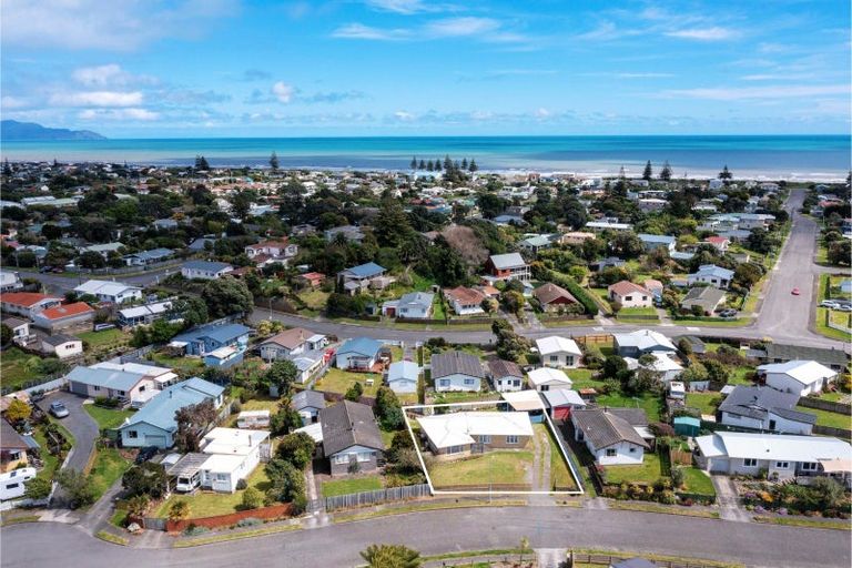 Photo of property in 4 Colenso Place, Otaki Beach, Otaki, 5512