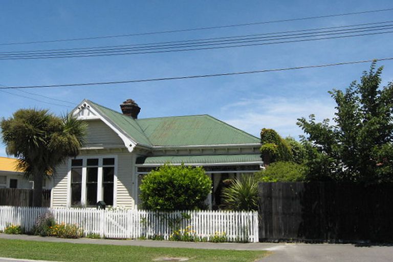 Photo of property in 8 Gresford Street, Edgeware, Christchurch, 8013