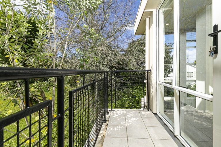 Photo of property in 1/166 Mokoia Road, Chatswood, Auckland, 0626