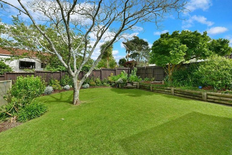 Photo of property in 11 Rosario Crescent, Red Beach, 0932