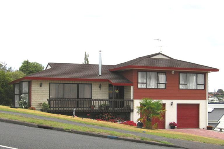 Photo of property in 166 Luckens Road, West Harbour, Auckland, 0618
