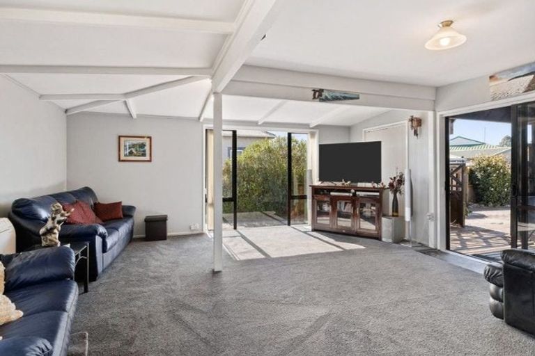 Photo of property in 17 Seymour Street, Hornby, Christchurch, 8042