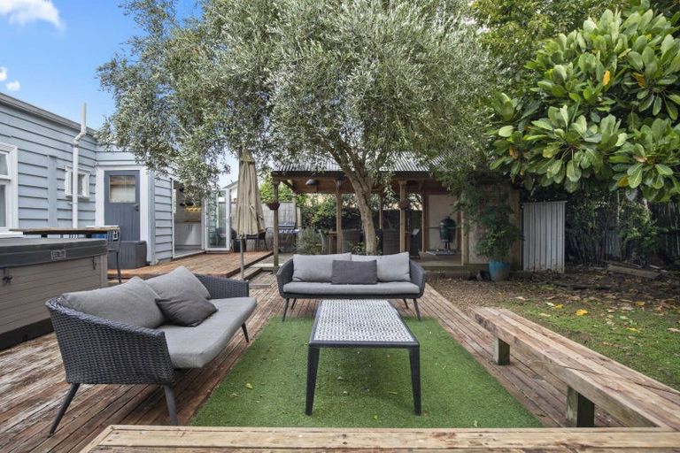 Photo of property in 13 Norfolk Rise, Waiuku, 2123