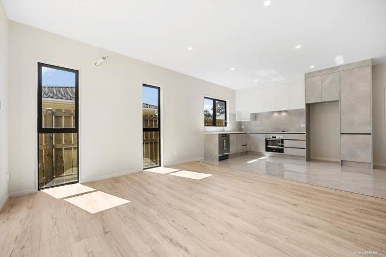 Photo of property in 62d Woodside Road, Massey, Auckland, 0614