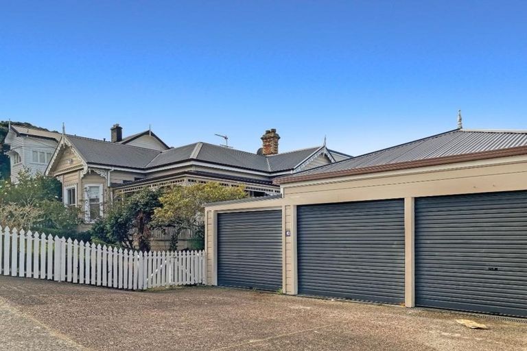 Photo of property in 18 Bridge View Road, Birkenhead, Auckland, 0626