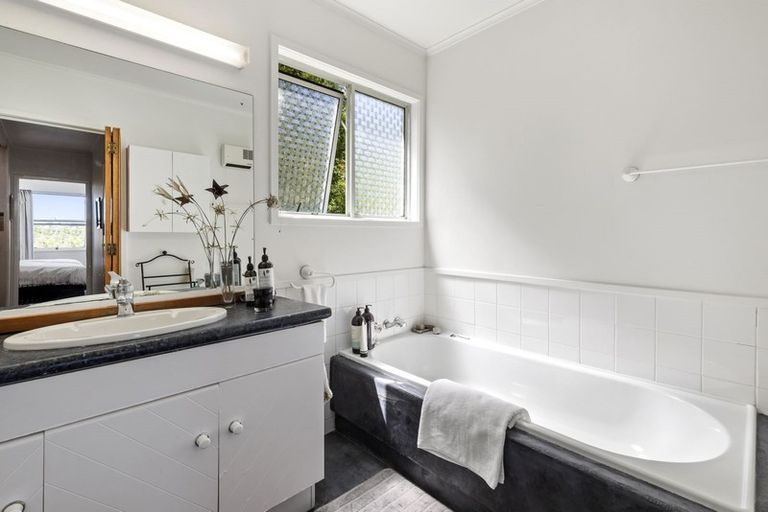 Photo of property in 36 Coroglen Avenue, Birkenhead, Auckland, 0626