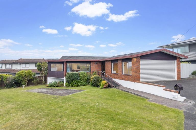 Photo of property in 1/2 Kowhai Road, Campbells Bay, Auckland, 0630